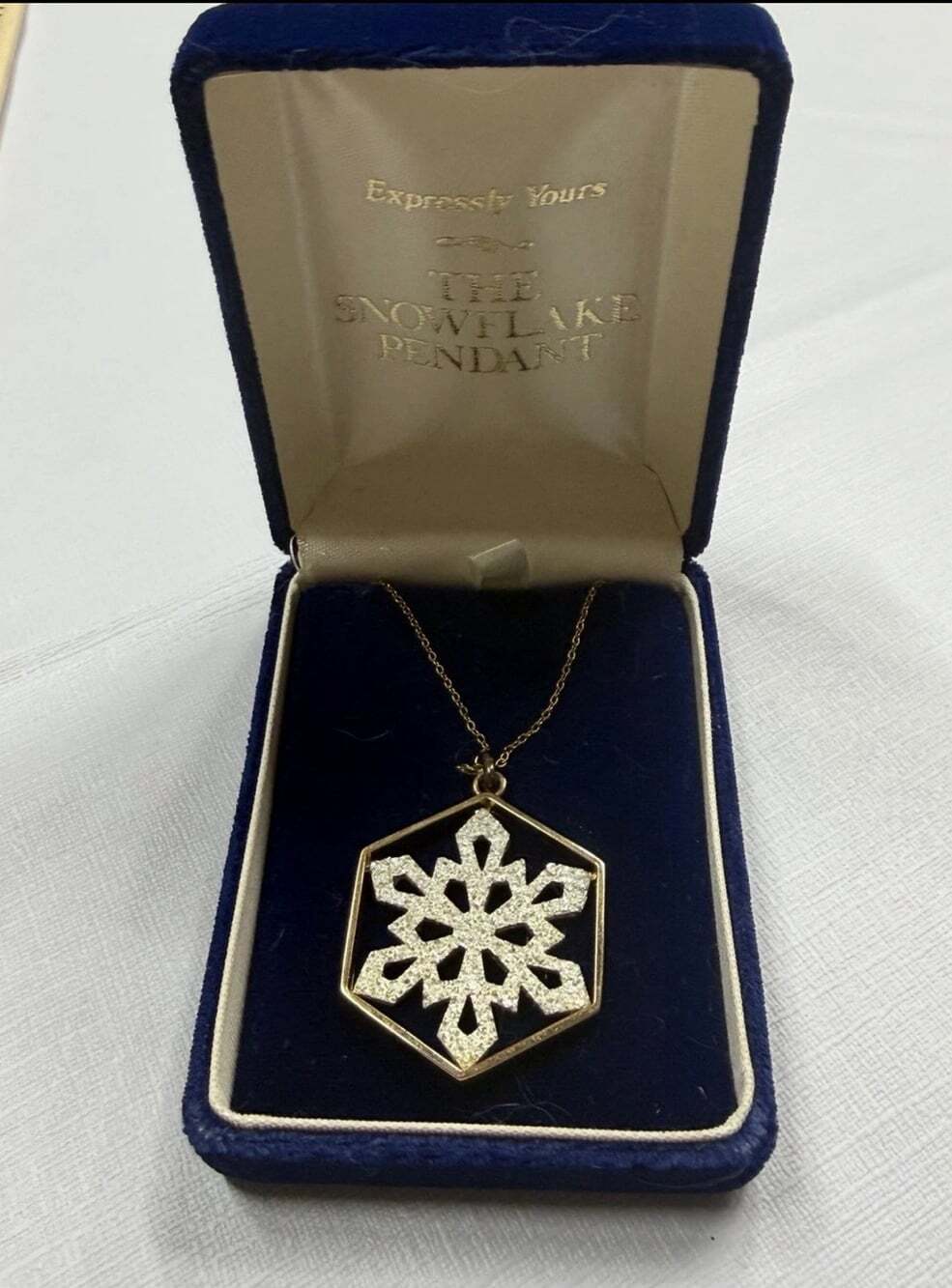 THE SNOWFLAKE PENDANT EXPRESSLY YOURS FRANKLIN MINT 1980S